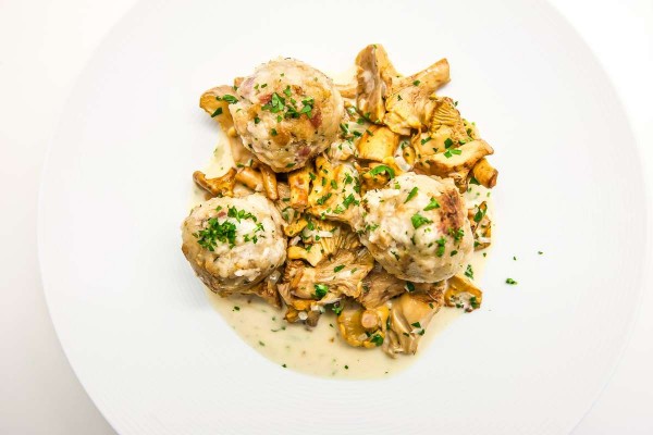 Feines Pilzragout mit Serviettenknödel