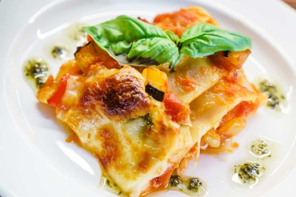 Gemüselasagne mit frischem Gemüse (Zucchini, Champignons, Paprika, Erbsen, Karotte, etc.)