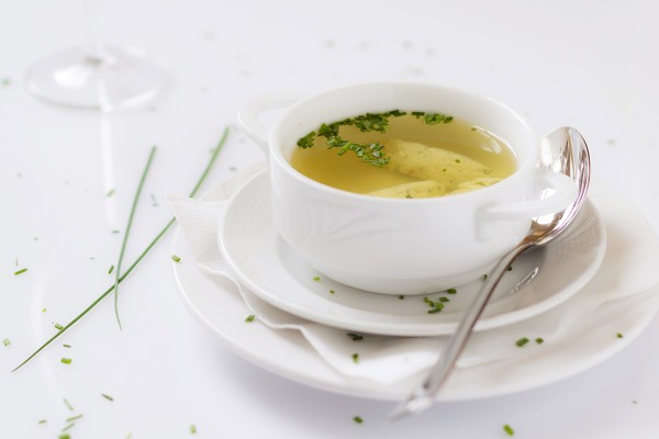 Rinderkraftbrühe mit Suppenmaultaschen und bunten Eierstichbällchen