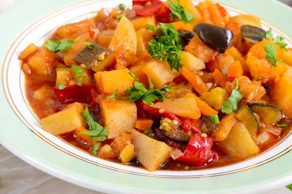 Kartoffel-Pfanne mit frischem Marktgemüse (Blumenkohl, Brokkoli, Paprika, Champignons, Lauch)