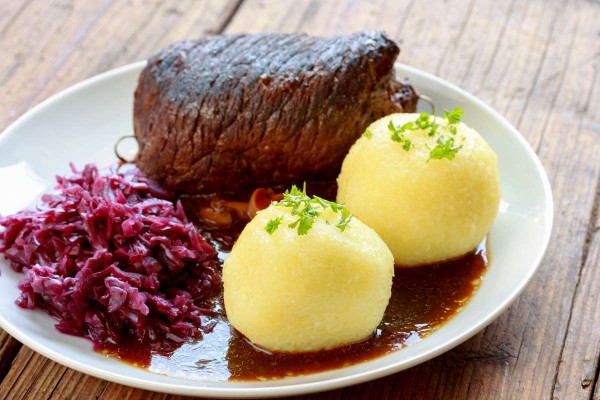 Schwäbische Rinderroulade (hausgemacht) Bratensoße, Essiggurken,Butterkarotten, Spätzle)