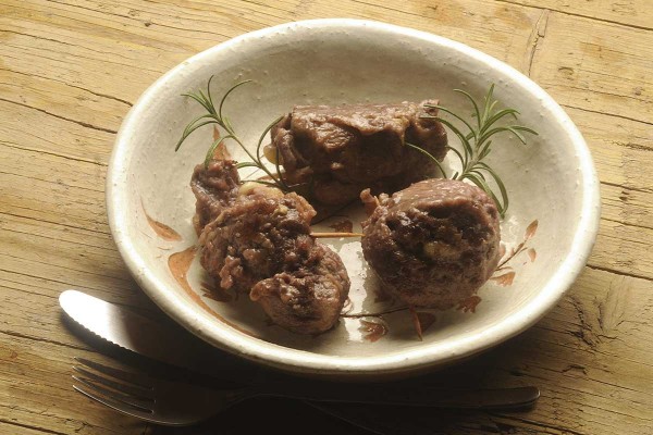 Putenrollbraten mit Gemüsefüllung dazu Bratensoße und Spiralnudeln