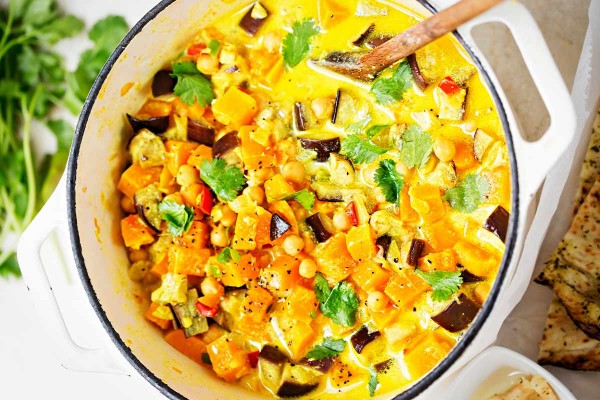 Indisches Kichererbsen Curry (Kichererbsen, Blattspinat, Süßkartoffel, Paprika, Rosinen) dazu Reis