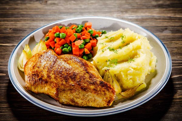 Hähnchenbrustfilet mit Pfefferrahmsoße Reis und Erbsen