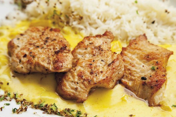Putengeschnetzeltes in Curryrahmsoße mit Gemüse und Früchten dazu Reis