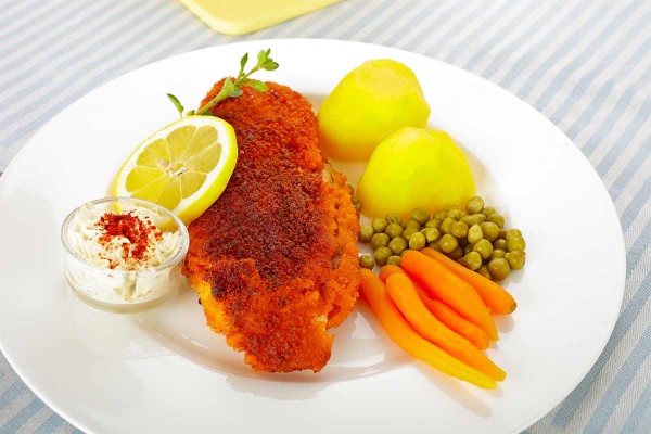 Paniertes Lachsfilet mit Lauch-Käsecremefüllung Kräutersoße und Petersilienkartoffeln
