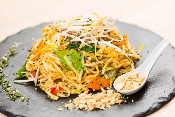 Gebratene Eiernudeln mit frischem Wok-Gemüse und Sojasoße (Zucchini, Bambussprossen, Champignon)