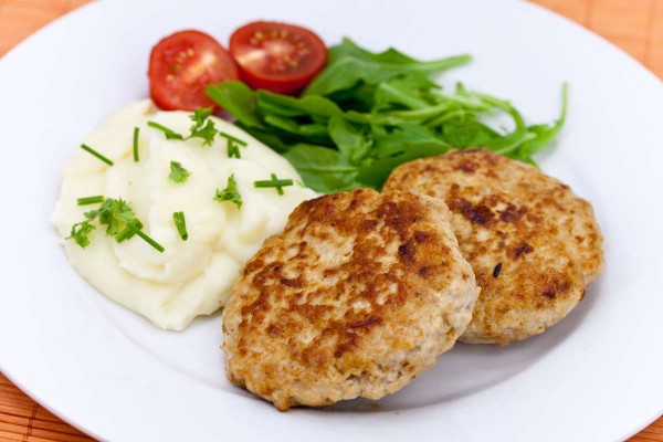 Hausgemachtes schwäbisches Fleischküchle (Rind und Schwein) Bratensoße, Kartoffelpüree, Möhrchen
