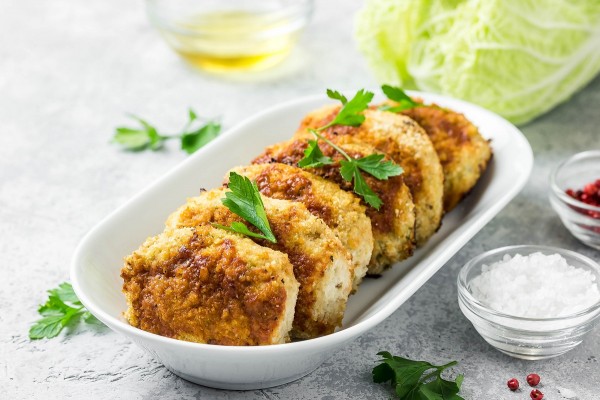 Kartoffelschnitzel mit Spinat-Frischkäse-Füllung dazu Kräuterrahmsoße, Fusillinudeln, Blumenkohl