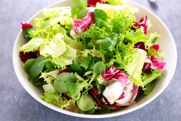 Bunter Salat mit Karotte, Kraut, Kartoffel, Gurke und Blattsalat