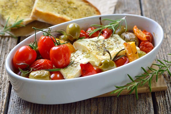 Gebackener Fetakäse auf Ratatouille dazu Reis