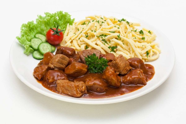 Rahmgulasch (vom Schwein) mit Paprika und Champignons dazu Teigwaren