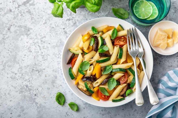 Vollkornpenne mit frischem Gemüse (Paprika, Champignons, Aubergine, Brokkoli) dazu Pesto-Tomatensoße